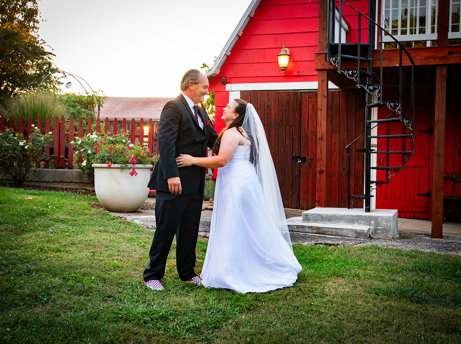 bride and groom outside fivesense farm